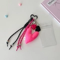 Détail de breloque cœur en tissu rose et cordes tressées avec mousqueton cœur pour sacs - Coeur Rose Rouge