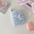 Macro di una borsa in peluche leopardata blu con ecopelliccia e chiusura a scatto bianca - Blu