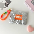 Detail van zilveren vlindertasje met kleurrijke geweven band en oranje biesje - Oranje