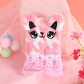Dettaglio del taccuino in peluche rosa con orecchie in pelliccia e bordi in pizzo fine - Leopardo Rosa