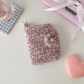 Dettaglio del portamonete in peluche leopardato rosa con bottone a pressione e gancio - rosa acceso
