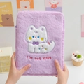 Dettaglio della custodia viola in peluche per tablet con ricamo a cartone animato - Gatto Viola