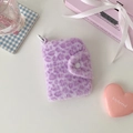 Dettaglio mini pochette in peluche maculato viola con chiusura a scatto e gancio metallico - Viola