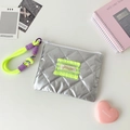 Detail van zilveren gewatteerde tas met neon lanyard en hisocute geborduurd label - Fluorescerend Groen