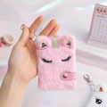 Dettaglio del taccuino unicorno di peluche rosa con ricamo arcobaleno e catena in metallo - Rosa