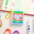 Primer plano de un mini álbum de fotos de PVC transparente con tarjeta de corazón arcoíris - Amarillo-Corazón de Arcoíris
