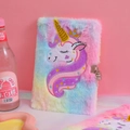 Vue détaillée d'un journal licorne en peluche arc-en-ciel avec fourrure et serrure - Multicolore Tie-dye