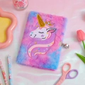 Détail d'un carnet licorne en peluche avec texture dégradée et petit cadenas en forme de cœur - Tie-Dye Violet