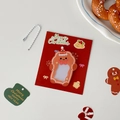 Detalle del portatarjetas de acrílico de hombre de jengibre con tarjeta roja de Navidad - Oso de Dibujos Animados