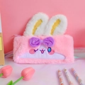 Detail van een schattig pluche konijnenetui met witte oren en een paarse strik - Roze