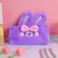 Detail van een paars pluche konijnenetui met pailletten oren en strik decoratie - Paars