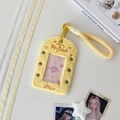 Dettaglio del porta carte in peluche giallo con ricamo My Crush e occhielli in metallo - Giallo (Include nastro bicolore)