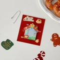 Detalle del portatarjetas navideño de acrílico con adornos festivos y cadena de cuentas - Cabaña Azul