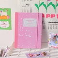 Dettaglio del raccoglitore A5 rosa con design a spruzzi bianchi e chiusura elastica - Custodia Rosa a Macchie d'Inchiostro