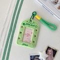 Dettaglio porta fotocard in peluche verde chiaro con ricamo Good Luck e cordino verde - Verde (Include nastro bicolore)