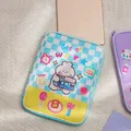 Détail de la housse iPad à damier bleu avec motif de dessin animé d'ours mignon - Bleu (Ours Bus)