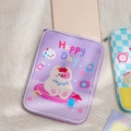 Gros plan sur la housse de tablette en cuir PU violet avec motif ours et fermeture éclair - Violet (Ours Mignon)