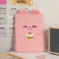 Detalle de funda para tableta de felpa rosa con pelo sintético suave y bordado de cerdito - Cerdo Rosa