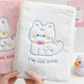 Niedliche rosa Plüsch-Tablettasche mit 3D-Katzenstickerei und weicher Textur - Weiße Katze