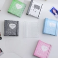 Dettaglio flat lay di mini album fotografici a tre anelli in vari colori e trame diverse - Custodia Protettiva Esterna a 3 Fori