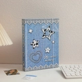 Detalle de álbum de fotos A5 textura denim con encaje y parche de estrella en escritorio - Cubierta Azul Claro (Sin Páginas Interiores)