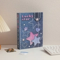Detail van de Lucky Star denim ringband met metalen ringen en sierstiksels - Roze Ster