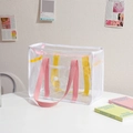 Makroaufnahme der PVC-Tasche mit Comic-Küken-Print und langlebiger Mesh-Verarbeitung - Rosa