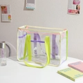 Detail der transparenten PVC-Tasche mit Cartoon-Print und neongrünen Riemen - Lila