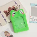 Detalle de portatarjetas de felpa de rana con bordado y ranura de PVC transparente - Rana verde