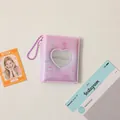 Dettaglio di un album fotografico viola con ritaglio a cuore e catenella di perline - Sfumato Rosa Viola