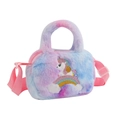 Détail de la broderie licorne et texture en peluche arc-en-ciel sur le sac enfant - Tie-Dye Violet