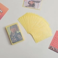 Détail macro de protège-cartes laser jaunes à motifs de cœurs et effet scintillant - Laser Cœur Jaune