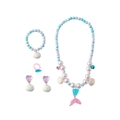 Détail d'une parure de bijoux sirène pour enfants avec perles et pendentifs coquillages - Ensemble Bleu 5 Pièces (collier + Bracelet + 2 Boucles D'oreilles + Bague)