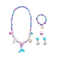 Dettaglio di set gioielli sirena con perline colorate e ciondolo a coda glitterata - Set da 5 Pezzi Viola (Collana + Braccialetto + 2 Orecchini + Anello)