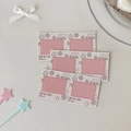 Dettaglio dei fermagli decorativi rosa per foto con motivi in stile principessa giapponese - Torta di Pesce Rosa Bianca