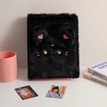 Détail du classeur en peluche noire avec broderie chat pour le rangement de photocartes - Coque A5 Chat Noir / Noir