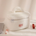 Détail de la trousse de toilette en peluche blanche douce avec double fermeture - Blanc