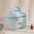 Trousse à maquillage en fausse fourrure bleu clair avec double zip et poignée supérieure - Bleu
