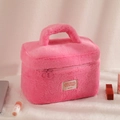 Détail de la trousse à maquillage rose en peluche avec poignée et doubles fermetures éclair - Rose rouge