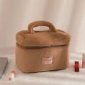 Vue détaillée de la trousse de maquillage en peluche marron avec fausse fourrure douce - Marron