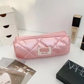 Detailansicht der rosa gesteppten Kosmetiktasche mit Karomuster und Reißverschluss auf Tisch - Rosa