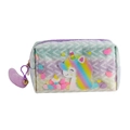 Dettaglio dell'astuccio per unicorno con texture arcobaleno e ciondolo a pompon viola - Viola