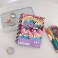 Detalle de cuaderno de espiral con ilustración de postre y accesorios de papelería - Morado