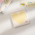 Dettaglio di un taccuino quadrato con motivo a cuore e illustrazioni di gatti e fragole - Giallo