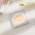 Primo piano di un taccuino quadrato con simpatiche illustrazioni di pane per appunti - Blu