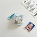 Dettaglio di mini album fotografico in PVC trasparente con chiusura blu e carta orso - Blu