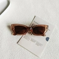 Occhiali da sole retrò cat-eye con montatura marrone traslucida e lenti scure - Champagne