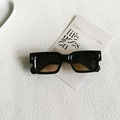 Lunettes de soleil noires rectangulaires avec flèches argentées sur fond texturé blanc - Monture Noire Verres Thé