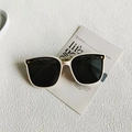 Schicke Oversize-Sonnenbrille in Cremeweiß mit goldenen Sternen und dunklen Gläsern - Gebrochenes Weiß