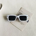 Lunettes de soleil carrées blanches tendance avec verres noirs et détails rivets - Blanc